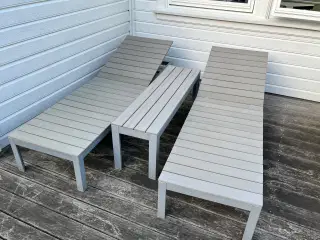 To liggestole og en bænk (inkl. to liggehynder)