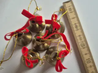 Sæt med 6 Guldklokker med Røde Fløjlssløjfer til J