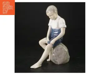 Dreng på sten, Bing & Grøndahl figur nr. 1757 fra B&G (str. H. 20,5 cm)