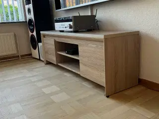 Tv bord i egefiner
