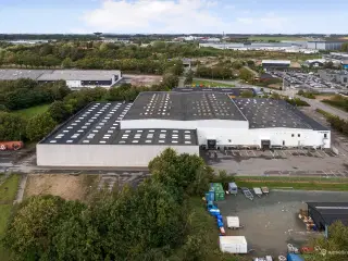 Velbeliggende lager- og produktionsarealer med kontor på i alt 6.888 m²