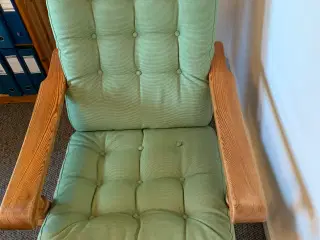 Gyngestol i lakeret fyrretræ.