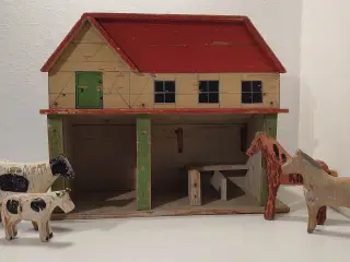 Fængselslegetøj: 4 trædyr og stor stald. Ca 1933.