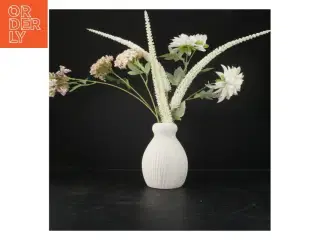 Hvid vase med kunstige blomster (str. 65x12 cm)