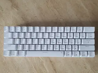 60% mekanisk keyboard – hvid, røde switches, USB-C