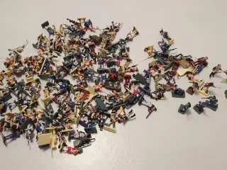 155stk håndmalede minisoldater i plast. H.ca 2,5cm