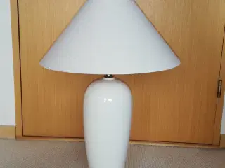 Bordlampe i hvid keramik