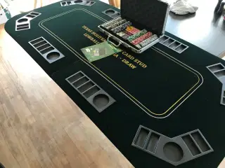 Pokerplade med komplet jetonsæt
