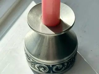 Tin, snørklet mønster på fod, med krave