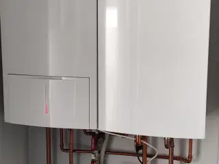 Bosch gasfyr og varmtvandsbeholder. Ca 9 år.