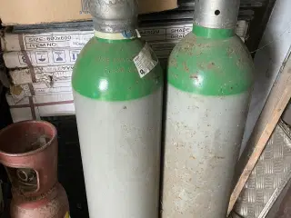 Argon og acetylen svejsegas fyldte flasker 