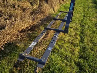 Gårdsplads rive til traktor