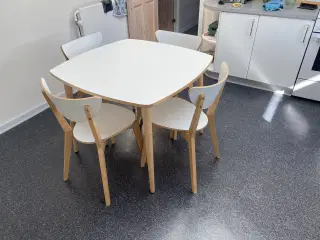 Ikea spisebord med 4 stole fra serien Omtänksam