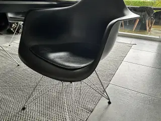 Eames spisebordsstole med armlæn