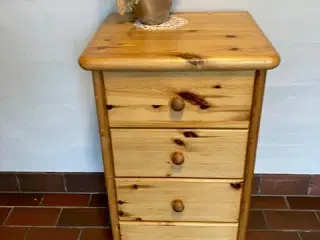 Kommode i fyrretræ