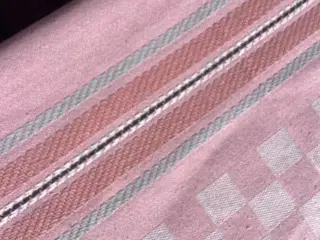 Spisebords dug sart/rosa/lyserød med indvævet møn 