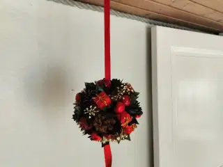 julepynt gammelt Gamle julekugle lavet af grankogl