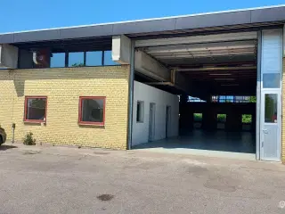 Autoværksted / Værksted / Lager/ Produktion / Showroom - Stor port