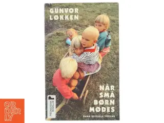 Når små børn mødes : om de yngste børns gruppefællesskab i daginstitutionen af Gunvor Løkken (Bog)
