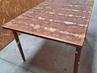 Teaktræ spisebord