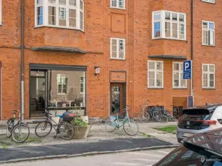 Flot butik med kældershowroom