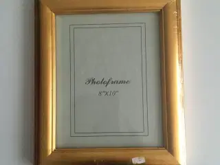 Ny billederamme med guldkant i ubrudt emballage.