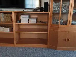 Reolsystem med fire reoler og glasskab 