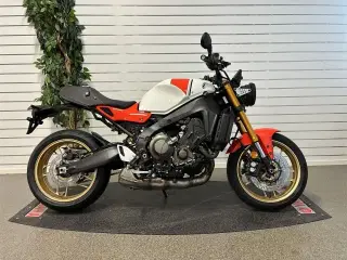 Yamaha XSR900 Legend Red