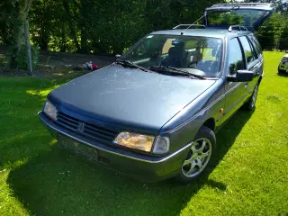 Peugeot 405 Van.