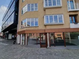 BUTIKS- / KONTORLEJEMÅL GOD STOR SYNLIGHED - I ALT 262 KVM