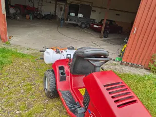 Havetraktor med rive og sprøjte 