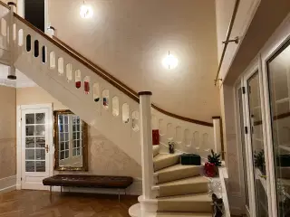 Håndlavet snedker trappe i malet fyrtræ