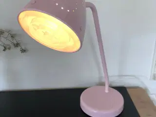 Fin lyserød skrivebords lampe fra Ikea 