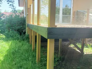 Terresse i komposit med glas i sider.