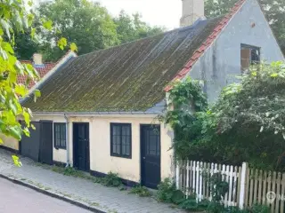 Unik domicilejendom centralt i Lyngby med egen have - ca. 200 m2 istandsættes efter lejers ønske.
