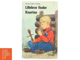 Lillebror finder Knorten bog