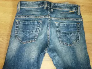 DIESEL JEANS MODEL THOMMER, W28/32, FLOT STAND