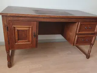 Fin skrivebord i bejset eg.