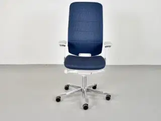 Kinnarps capella white edition kontorstol med m�ørkeblåt polster og armlæn