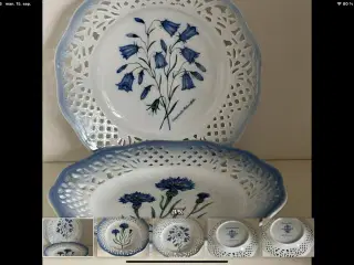 Tallerkener med blå blomster 