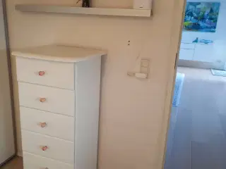 Hvidmalet kommode i fyrtræ