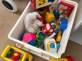 En kasse med forskellig baby legetøj 