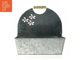 Metal vægopbevaring med blomstermønster (str. 25x24 cm)