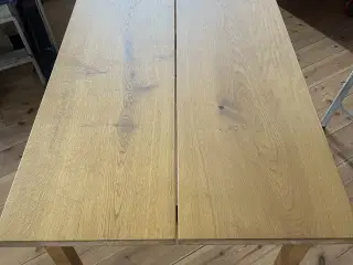 Spisebord i egetræ