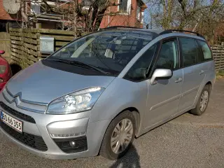 Økonomisk rummelig familiebil 2012