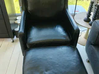 Øreklapstol med skammel fra Grandt Design