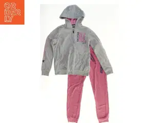 Træningsdragt med hættetrøje og bukser fra Inextenso (str. 152)