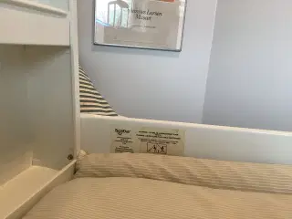 Vægthængt puslebord  mrk. Baby Dan