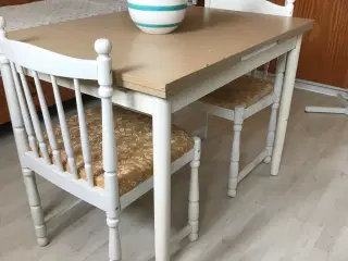 Spisebord med plader og 2 stole