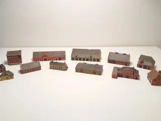 Vintage miniature modelby med 13 bygninger.